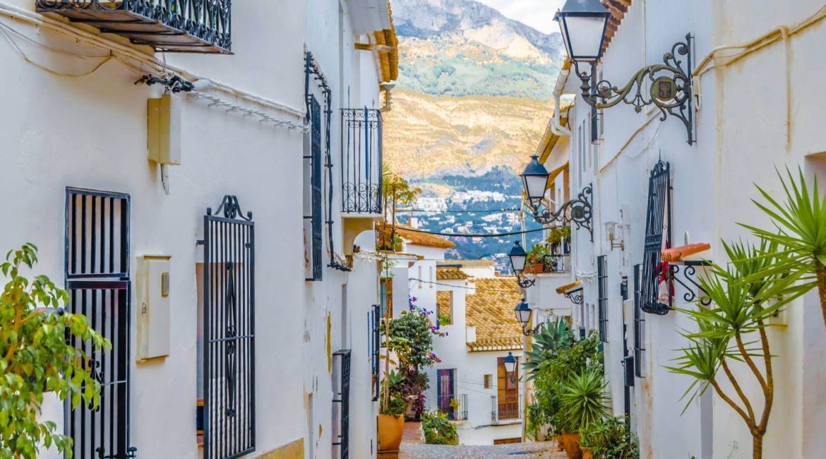 Altea para amantes de la arquitectura: El encanto de las casas blancas y calles empedradas