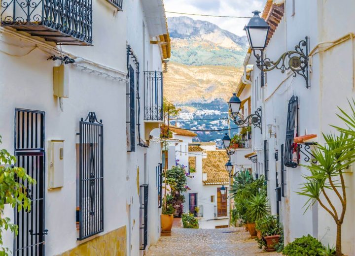 Altea para amantes de la arquitectura: El encanto de las casas blancas y calles empedradas